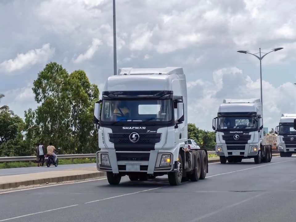 SHACMAN X3000 6X4 Traktorkopf 420PS 450PS Traktor Lkw Einzel-Doppelschläfer Rechtsantrieb für Tansania